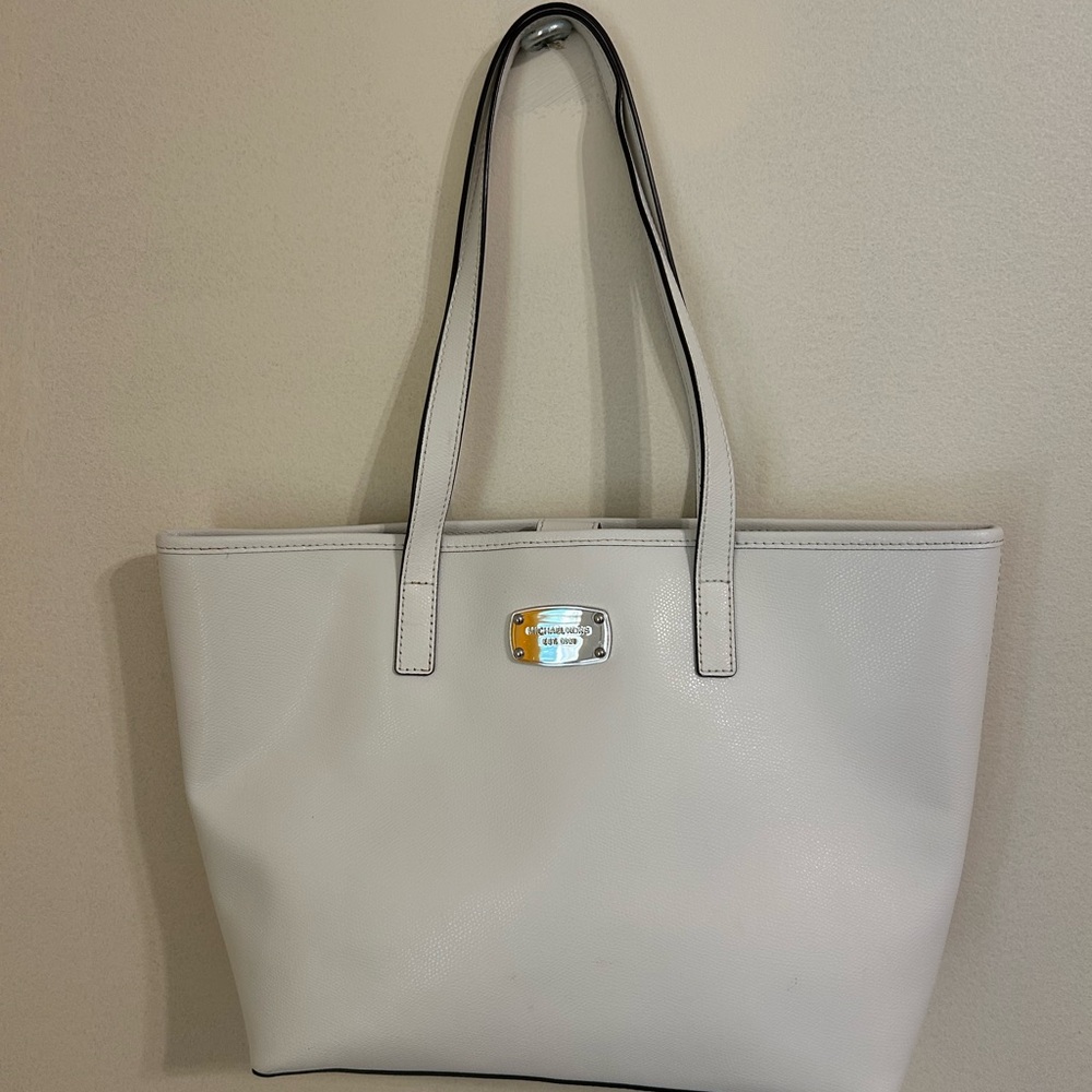 Michael Kors White Shoulder Tote Bag. Medium.